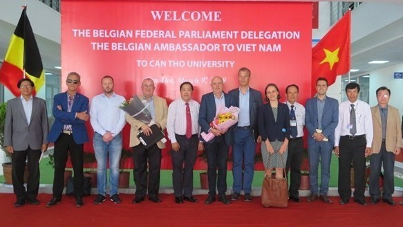 La délégation belge avec les dirigeants de l'Université de Cân Tho. Photo : VNA.