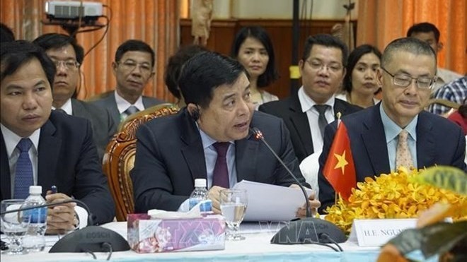 Le ministre vietnamien du Plan et de l'Investissement Nguyên Chi Dung (au micro) lors de la réunion. Photo : VNA.