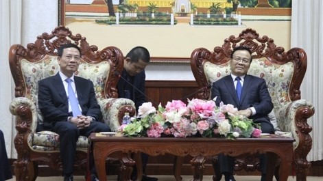 Le Vice-PM et ministre laotien des Finances, Somedee Duangdee (à droite), reçoit le ministre vietnamien de l'Information et de la Communication, Nguyên Manh Hùng. Photo: VOV.