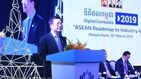 Le ministre vietnamien de l’Information et de la Communication, Nguyên Manh Hùng, prend la parole au Forum ministériel " Digital Cambodia (Cambodge numérique) 2019 ". Photo : VNA.