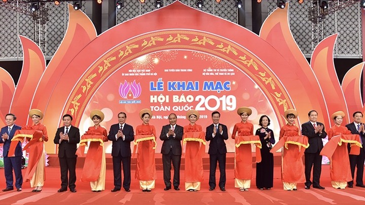 Des dirigeants et anciens dirigeants du Parti et de l'État coupent le ruban d'ouverture du festival national de la presse en 2019. Photo : NDEL.
