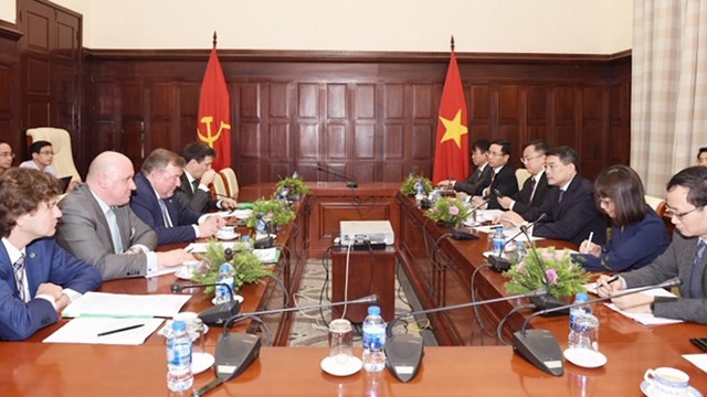 Rencontre entre Nikolay Kosov, président du conseil d'administration de l’IIB et Lê Minh Hung, gouverneur de la Banque d’État du Vietnam. Photo : NDEL.