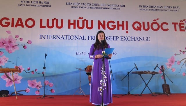 La cheffe de l’Union des Organisations d’Amitié de la ville de Hanoï, Nguyên Lan Huong, prend la parole, le 16 mars. Photo : Linh Hoàng/NDEL. 