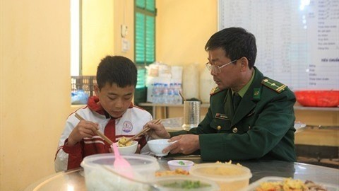 Le soldat Dinh Tiên Thuoc prend soin de son enfant adopté. Photo : CVN.