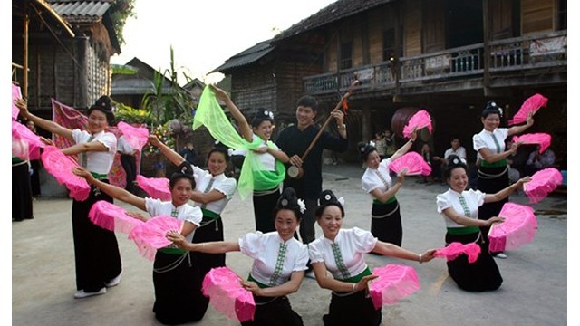 La danse « xoè » des Thai  est une forme de danse traditionnelle originale liée à la vie des Thai de la région du Nord-Ouest. Photo: http://www.sggp.org.vn/