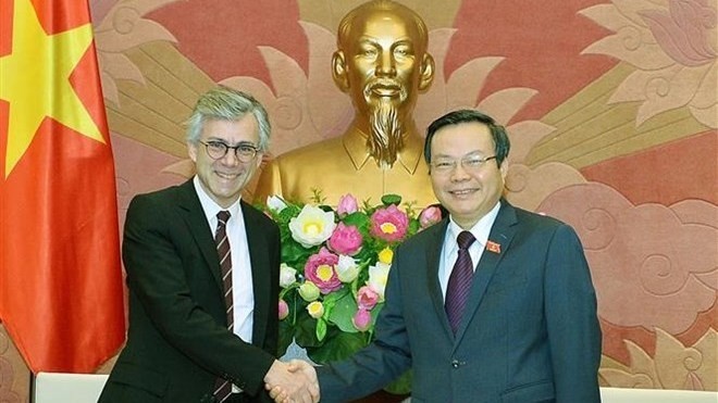 Le Vice-Président de l’AN vietnamienne, Phùng Quôc Hiên (à droite) et le président de l'APIWSA, Cyril Sayag, le 19 mars à Hanoï. Photo : VNA.