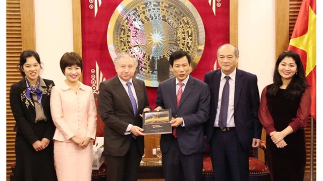 Le ministre de la Culture, du Sport et du Tourisme, Nguyên Ngoc Thiên, (3e à droite) et Jean Todt, président de la FIA (3e à gauche), le 18 mars à Hanoi. Photo : toquoc.vn.