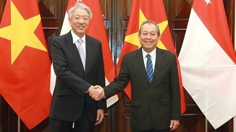 Le Vice-PM vietnamien Truong Hoa Binh (à droite) et son homologue singapourien Teo Chee Hean. Photo : VGP.