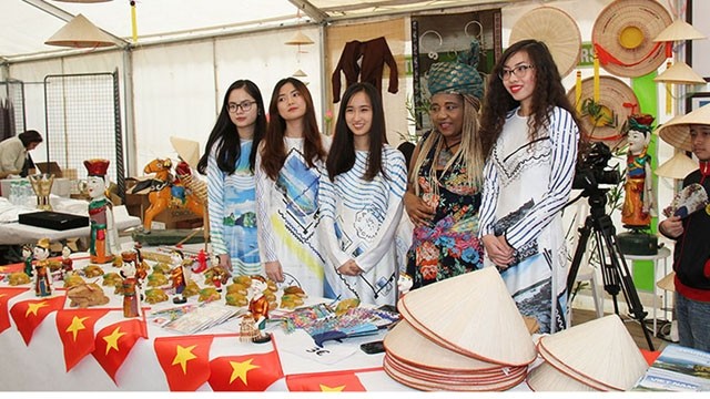 Un coin du pavillon vietnamien lors du Festival francophone tenu les 23 et 24 mars à Yèbles en France. Photo : NDEL. 