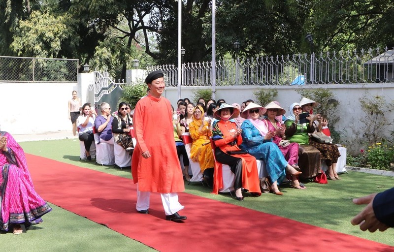 L’ambassadeur du Vietnam en Inde, Pham Sanh Châu, présente l’ao dai des hommes vietnamiens lors du programme « La beauté de l’ao dai du Vietnam en Inde ». Photo: VNA