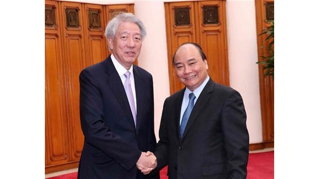 Le Premier ministre vietnamien Nguyên Xuân Phuc (à droite) et le Vice-Premier ministre et ministre pour la Coordination de la sécurité nationale de Singapour Teo Chee Hean, le 22 mars à Hanoï. Photo : VNA.