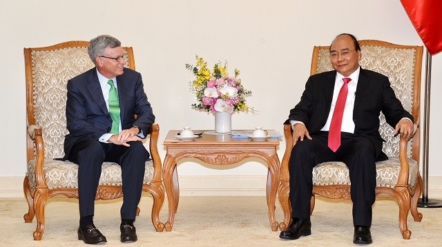 Le PM vietnamien Nguyên Xuân Phuc (à droite) et le directeur général exécutif du groupe américain Visa, Alfred Kelly, le 25 mars à Hanoi. Photo : Trân Hai/NDEL.