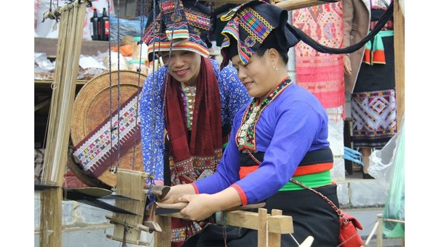 Présentation du métier de tissage des ethnies Lào de la province de Diên Biên. Photo : http://toquoc.vn