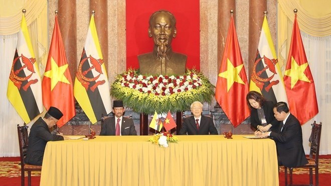 Le Secrétaire général du Parti communiste du Vietnam et Président Nguyên Phu Trong (à droite) et le Sultan Haji Hassanal Bolkiah du Brunei assistent à la signature d'un mémorandum d'accord sur la coopération bilatérale. Photo : VNA.