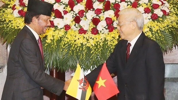 Le Secrétaire général du Parti communiste et Président du Vietnam Nguyên Phu Trong (à droite) et le Sultan du Brunei, Haji Hassanal Bolkiah. Photo : VNA.