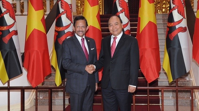 Le PM du Vietnam, Nguyên Xuân Phuc (à droite), et le Sultan du Brunei, Haji Hassanal Bolkiah, le 27 mars à Hanoi. Photo : Trân Hai/NDEL.