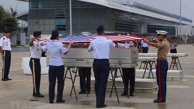 Cérémonie de rapatriement des restes de soldats américains portés disparus pendant la guerre du Vietnam à l'aéroport international de Dà Nang. Photo : VNA.
