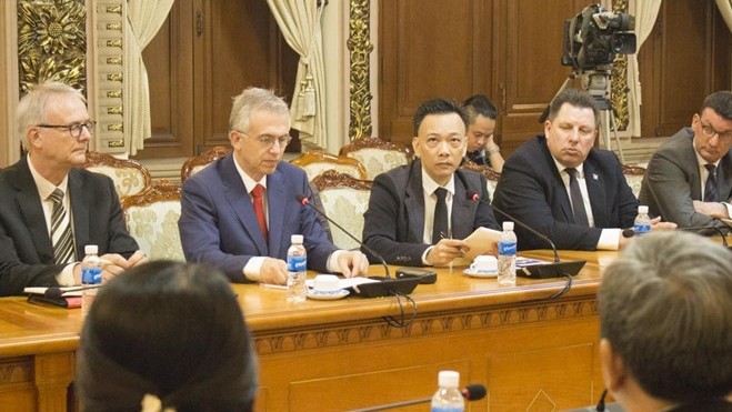 Le maire de la ville allemande de Francfort, Peter Feldmann (cravate rouge), lors d'une séance de travail avec le président du Comité populaire de HCM-Ville, Nguyên Thành Phong. Photo: zing.vn.