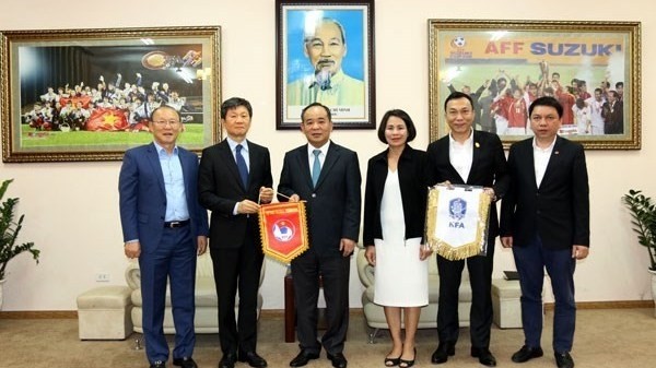 Le président de la VFF, Lê Khanh Hai (3e, à partir de la gauche), reçoit son homologue sud-coréen, Chung Mong-gyu (2e, à partir de la gauche). Photo : VNA.