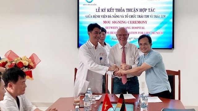 Cérémonie de signature du mémorandum de coopération entre l’hôpital de Dà Nang et l’organisation Heart for heart. Photo : NDEL.