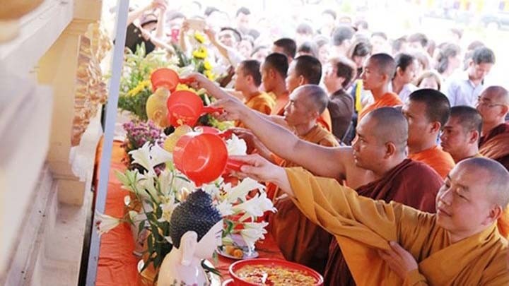 Le rituel du bain de Bouddha à l'occasion du nouvel an khmer. Photo : CPV.