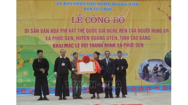 La cérémonie reconnaissant le métier de la forge des minoritaires ethniques Nùng An de la commune de Phuc Sen en tant que patrimoine culturel immatériel national. Photo : VNA.