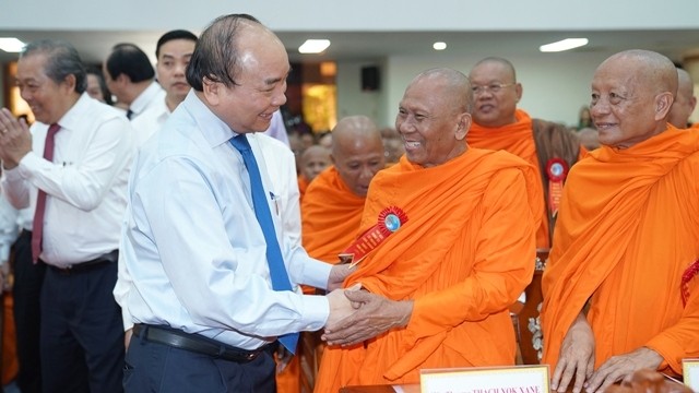 Le Premier ministre Nguyên Xuân Phuc (à gauche) lors d'une réunion avec des représentants la communauté des Khmers à Cân Tho. Photo : VGP.