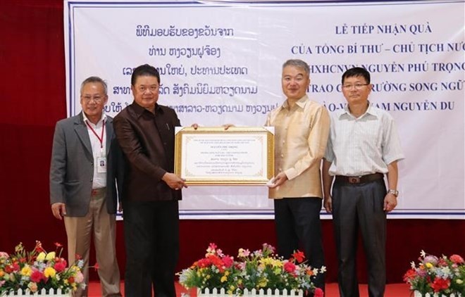 Cérémonie de remise de cadeaux du Secrétaire général du PCV et Président vietnamien, Nguyên Phu Trong, à l’école bilingue Laos-Vietnam Nguyen Du. Photo : VNA