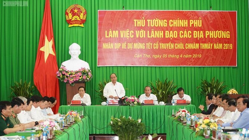 Le Premier ministre Nguyên Xuân Phuc (debout) travaille avec les provinces du Delta du Mékong. Photo : VGP.