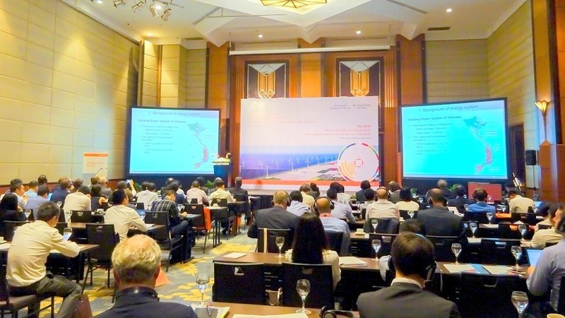 Table ronde : « Développement de l'énergie éolienne offshore - Expériences néerlandaises et opportunité pour le Vietnam », le 9 avril à Hanoi. Photo : DH/NDEL..