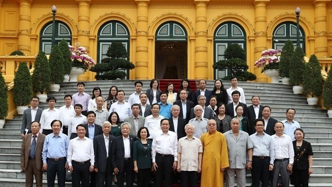 Le Secrétaire général du PCV et Président vietnamien Nguyên Phu Trong (au milieu) et les représentants du Présidium du CC du FPV, le 10 avril à Hanoï. Photo: VNA.