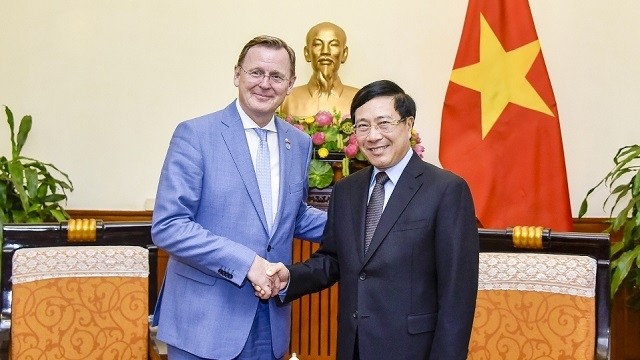 Le Vice-PM et ministre vietnamien des Affaires étrangères, Pham Binh Minh (à droite), et le ministre-président du Land allemand de Thuringe, Bodo Rammelow, le 8 avril à Hanoi. Photo : baoquocte.