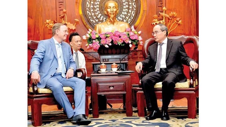 Le secrétaire du Comité du Parti communiste du Vietnam de Hô Chi Minh-Ville, Nguyên Thiên Nhân, et Bodo Rammelow, gouverneur du Land de Thuringe. Photo : SGGP