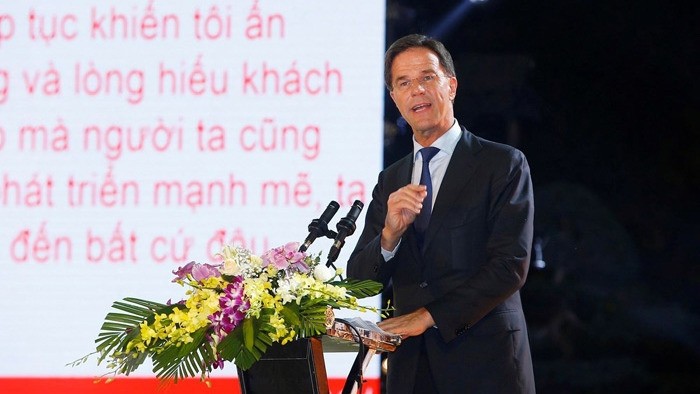 Le PM néerlandais Mark Rutte prend la parole lors du défilé de mode durable intitulé « Walk the Talk », le 9 avril à Hanoi. Photo : VNA.