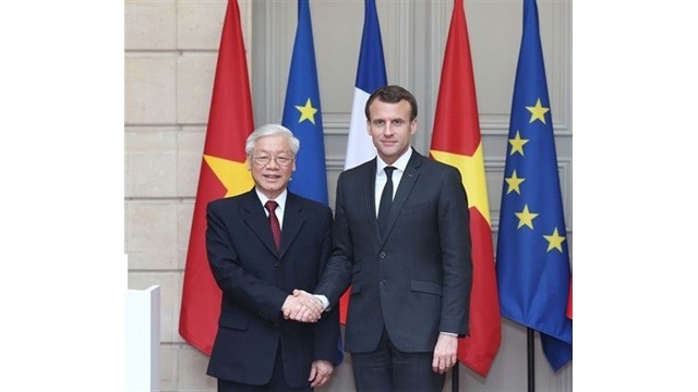 Le secrétaire général du PCV, Nguyên Phu Trong (gauche), et le président français Emmanuel Macron. Photo: VNA