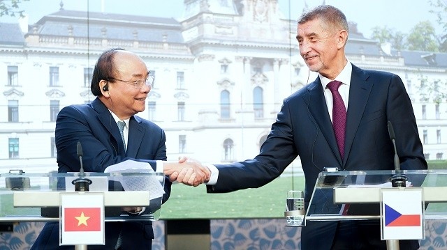 Le PM vietnamien Nguyên Xuân Phuc (à gauche) et son homologue tchèque Andrej Babis, le 17 avril à Prague. Photo : VGP.