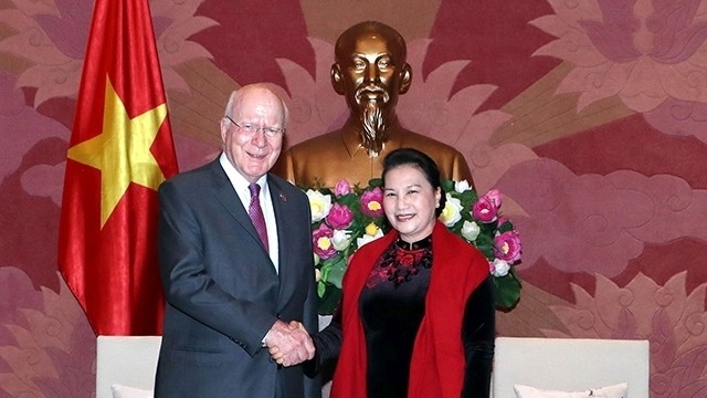 La Présidente de l’AN vietnamienne, Nguyên Thi Kim Ngân (à droite), et le vice-président du Comité des Crédits du Sénat américain, Patrick Leahy, le 18 avril à Hanoi. Photo : VNA.