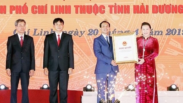 La Présidente de l'AN, Nguyên Thi Kim Ngân, a remis le 20 avril aux autorités de la ville la résolution de l’AN sur l'établissement de la ville de Chi Linh dans la province de Hai Duong. Photo : VGP.