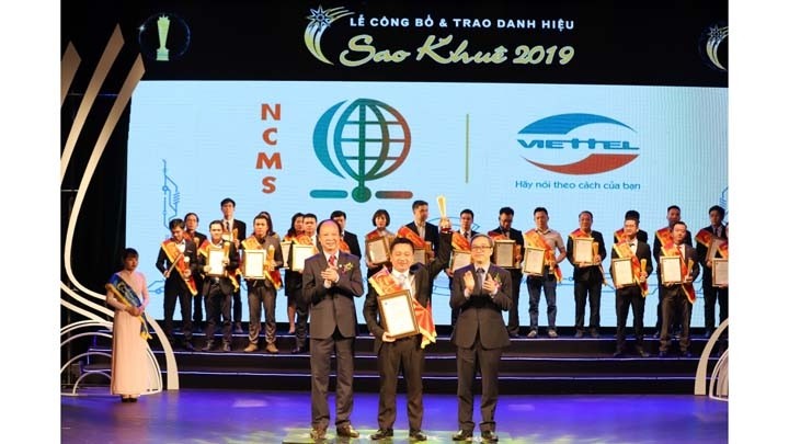94 logiciels et services informatiques exceptionnels du Vietnam ont été honorés le 21 avril. Photo : CT.