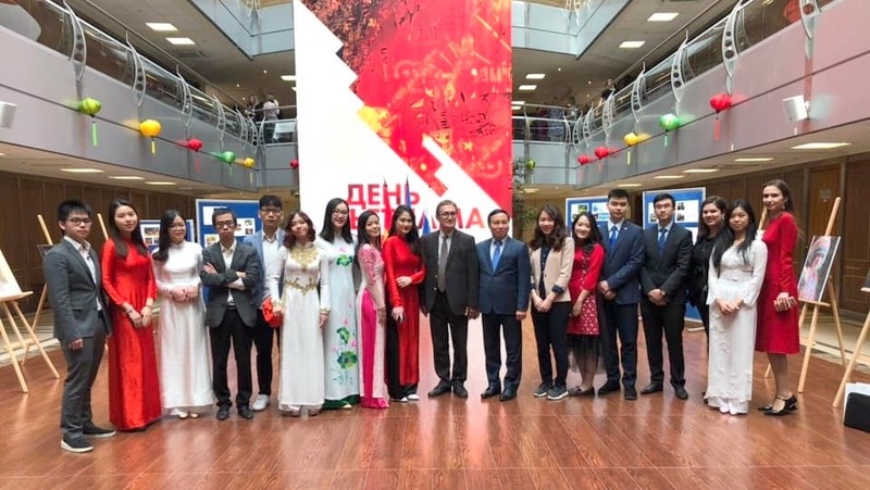 L'ambassadeur Ngô Duc Manh (au centre), des invités et des étudiants vietnamiens à Moscou. Photo : BQT.