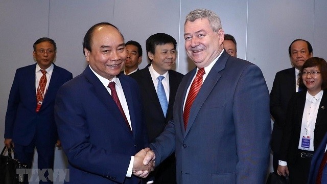 Le PM vietnamien Nguyên Xuân Phuc (à gauche) et le Président du Parti communiste tchèque-Morava, Vojtech Filip, le 17 avril à Prague. Photo: VNA.