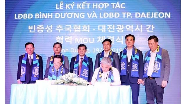 Le dirigeant de la Fédération du football de Binh Duong et son homologue sud-coréen signent un accord de coopération. Photo : http://thethao.sggp.org.vn