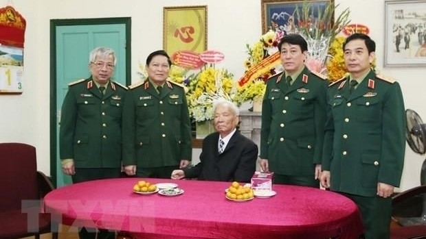 Une délégation de la Commission militaire centrale du Ministère vietnamien de la Défense présente ses vœux au général Lê Duc Anh, ancien Président du Vietnam, à l’occasion du 96e anniversaire de la naissance de ce dernier, le 1er décembre 2016. Photo : VNA.