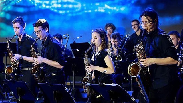 Le groupe de jazz allemand Landes Jugend Jazz Orchester au Festival d'été européen dans l'espace piéton de Hanoi. Photo : toquoc.vn.