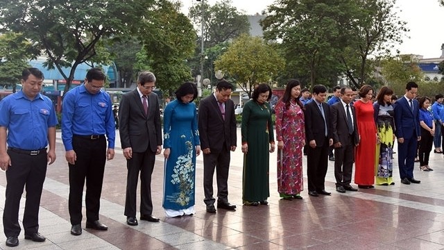 Des représentants des autorités de Hanoi devant la statue de Lénine, le 22 avril à Hanoi. Photo: NDEL.