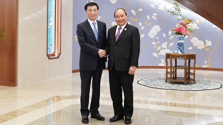 Le Premier ministre Nguyên Xuân Phuc (à droite) et Wang Huning, membre du Comité permanent du Bureau politique et membre du Secrétariat du PCC. Photo : VGP.
