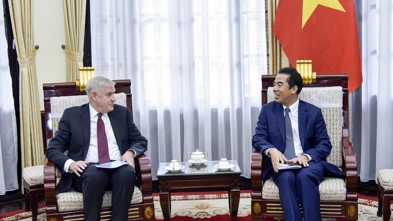 Le vice-ministre vietnamien des Affaires étrangères, Tô Anh Dung (à droite), et le représentant régional et Coordinateur régional du HCR pour l'Asie du Sud-Est, James Lynch. Photo: BQT.
