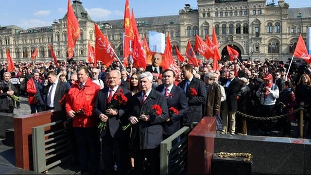 Le chef du Parti communiste, Gennady Zyuganov, à la tête d’une délégation, dépose des fleurs au mausolée de la Place Rouge à l'occasion de l'anniversaire de Vladimir Lénine. Photo: kprf.ru