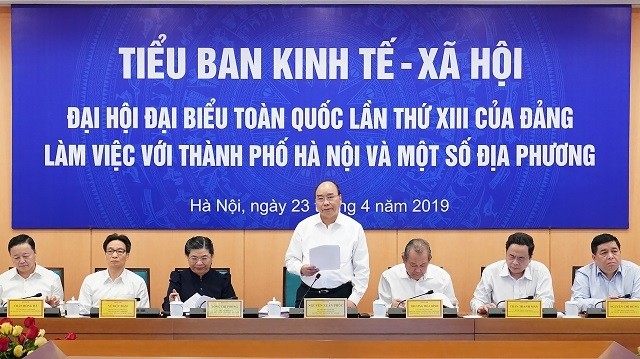 Le PM vietnamien Nguyên Xuân Phuc (debout) lors de la réunion de la sous-commission des affaires socio-économiques du XIIIe Congrès du PCV, le 23 avril à Hanoi. Photo : VGP.