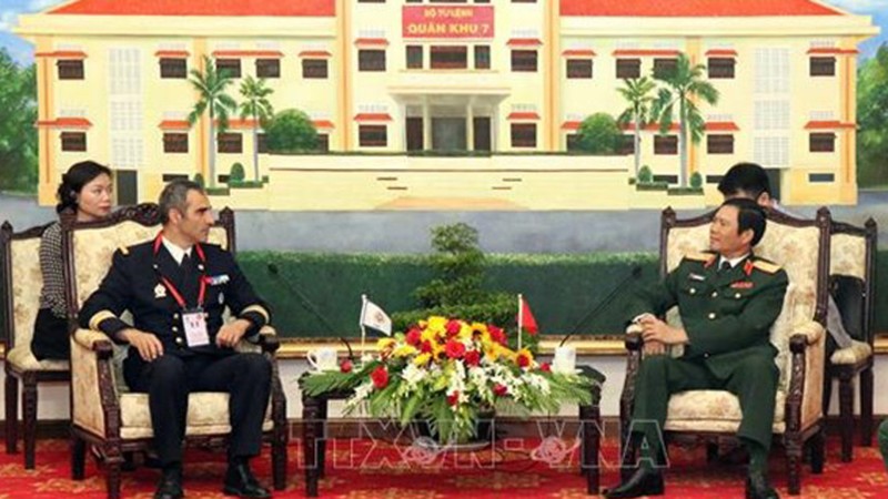 Le général de division Nguyên Tân Cuong (à droite), chef d’état-major général adjoint de l’Armée populaire du Vietnam et colonel Hervé Piccirillo, président du CISM. Photo : VNA.